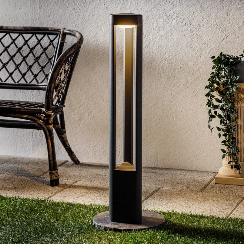 Lucande Borne lumineuse LED Pirron, 80cm, triangulaire, IP54