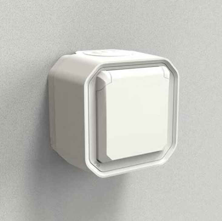 Prise de courant 2P+T étanche Plexo 16A 250V IP55 IK08 complet saillie blanc LEGRAND069781L 2